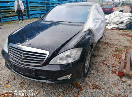 Prednja (leva) stran osebnega vozila MERCEDES BENZ  S / 350 / AUT.