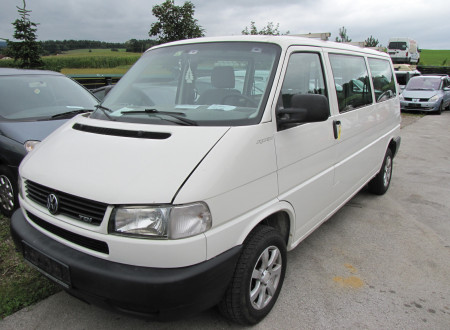 Prednja stran osebnega vozila VW TRANSPORTER 2.5 TDI SYN