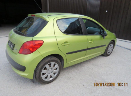 Desna zadnja stran osebnega vozila PEUGEOT 207 / 1.4 / i 16V