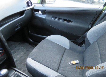 Notranjost (spredaj sovoznikov sedež) osebnega vozila PEUGEOT 207 / 1.4 / i 16V