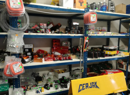 Rezervni deli za kmetijske stroje po priloženem seznamu blaga (vijaki, jermeni, zobniki, cevi za gorivo, hidravlične cevi,…) zloženi na policah