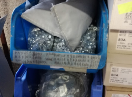 najlon pakiranje materiala v modrih zabojnikih in karton embalaži