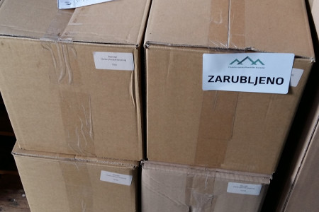 kartonske škatle ki vsebujejo nože za zelenjavo