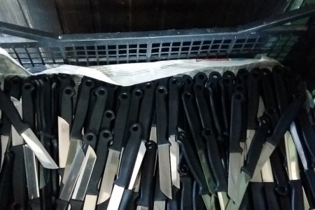 noži za zelenjavo pakirani v kartonski škatli