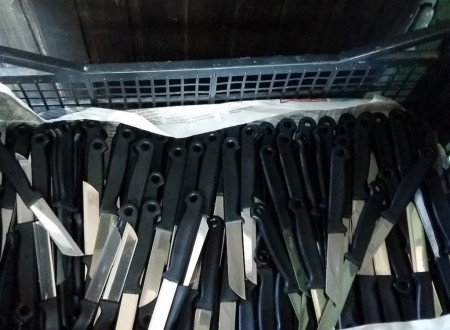 noži za zelenjavo pakirani v kartonski škatli