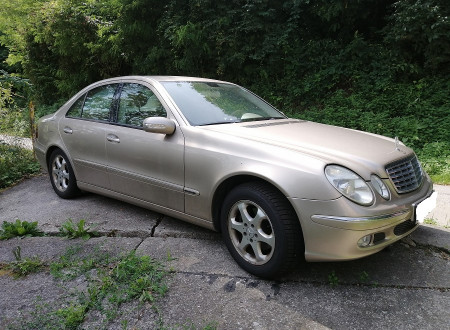prednja desna stran osebnega vozila MERCEDES-BENZ E / 270