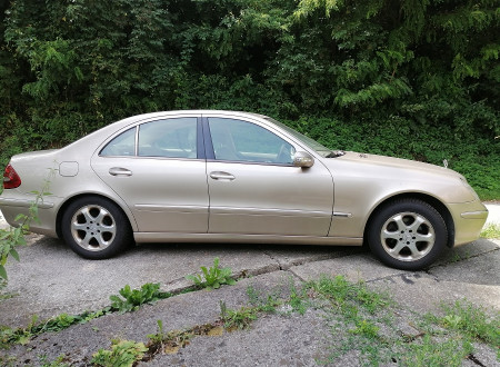 desna stran osebnega vozila MERCEDES-BENZ E / 270