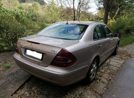 zadnja stran osebnega vozila MERCEDES-BENZ E / 270