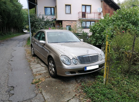 prednja stran osebnega vozila MERCEDES-BENZ E / 270