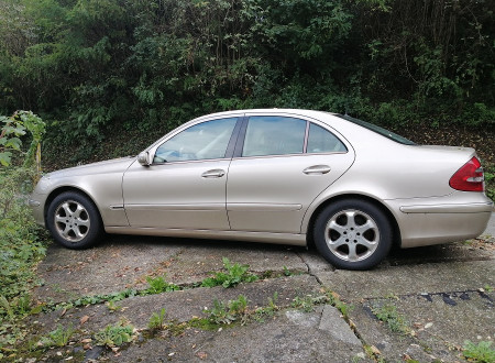 leva stran osebnega vozila MERCEDES-BENZ E / 270