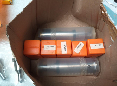 več injektorjev v plastični embalaži 