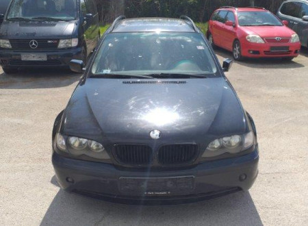 prednja stran osebnega vozila BMW 320 D