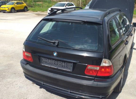 zadnja stran osebnega vozila BMW 320 D