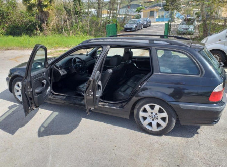 leva stran z odprtimi vrati osebnega vozila BMW 320 D