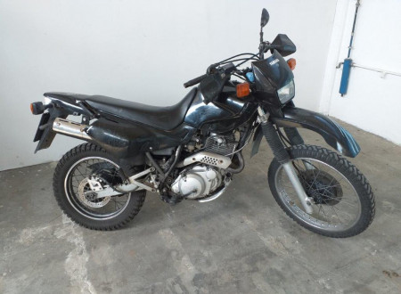 desna stran motornega kolesa YAMAHA XT 600 E