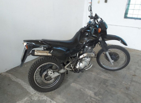 desna stran motornega kolesa YAMAHA XT 600 E