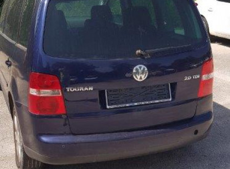 zadnja stran osebnega vozila VOLKSWAGEN TOURAN 2.0 TDI