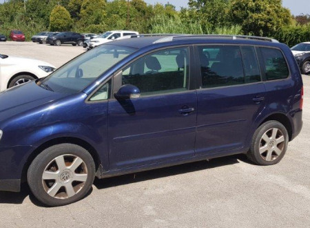 leva stran osebnega vozila VOLKSWAGEN TOURAN 2.0 TDI