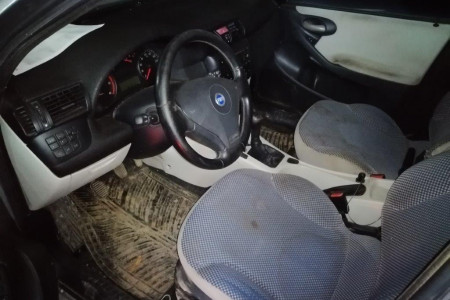 prednji notranji del (sedeži, volan)