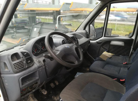 prednja notranjost (sedeži, volan, armaturna plošča)