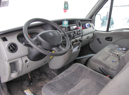 prednji notranji del (sedeži, volan, menjalnik)