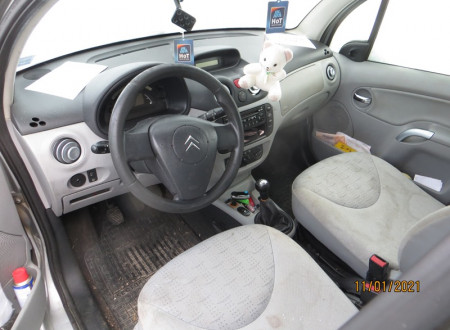 prednji notranji del vozila (volan, sedeži, menjalnik)