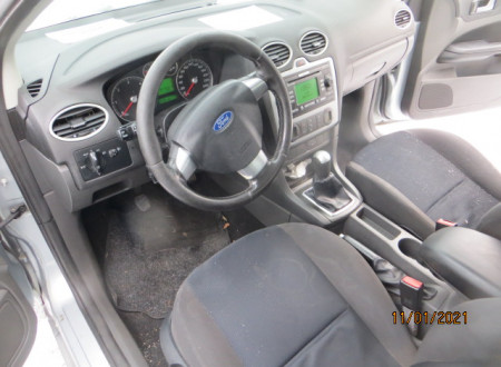 prednji notranji del vozila (volan, sedeži, menjalnik)