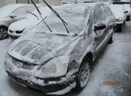 prednji zunanji del (dvignjeni brisalci) avto je zasnežen