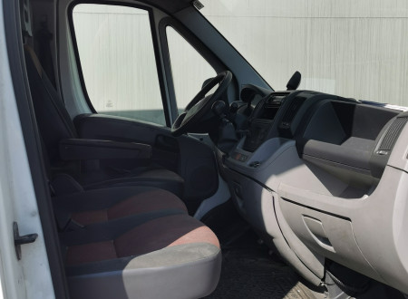 prednji notranji del (sedeži, volan, menjalnik)