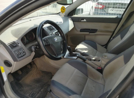 prednji notranji del vozila (prednji sedeži, menjalnik, volan)