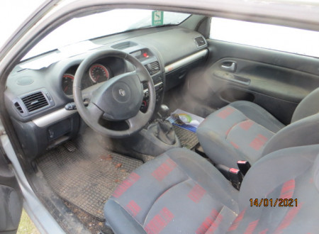 prednji notranji del vozila (volan, menjalnik, prednja sedeža)