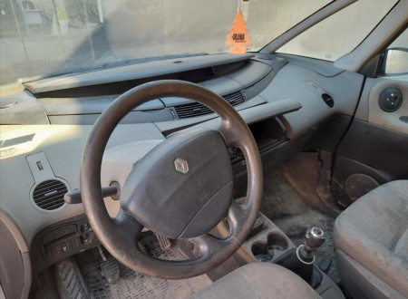 prednji notranji del vozila (volan, menjalnik, armaturna plošča)