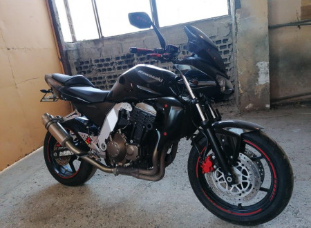 desna stran motornega kolesa KAWASAKI Z750