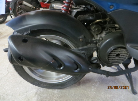 zadnje kolo (z desne strani) kolesa z motorjem KYMCO AGILITY 50