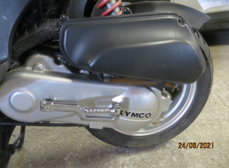 zadnje kolo (z leve strani) kolesa z motorjem KYMCO AGILITY 50