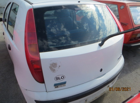 zadnja stran osebnega vozila FIAT PUNTO 1.2