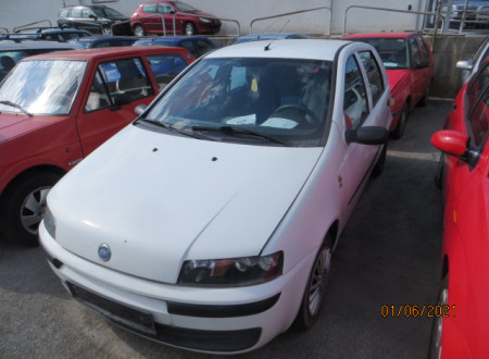 prednja stran osebnega vozila FIAT PUNTO 1.2