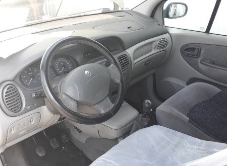 notranjost (armaturna plošča) osebnega vozila RENAULT MEGANE SCENIC 1.6