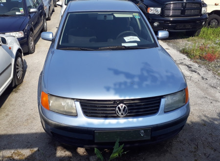 prednja stran osebnega vozila VOLKSWAGEN PASSAT 1.8