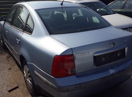 zadnja stran osebnega vozila VOLKSWAGEN PASSAT 1.8