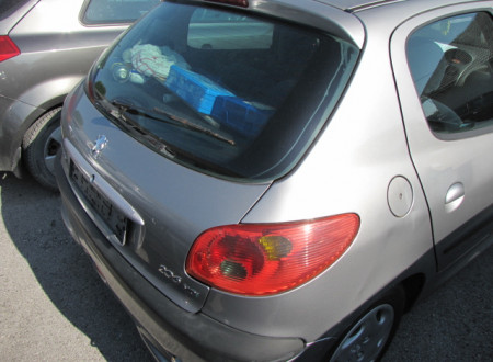 zadnja desna stran osebnega vozila PEUGEOT 206 1.4