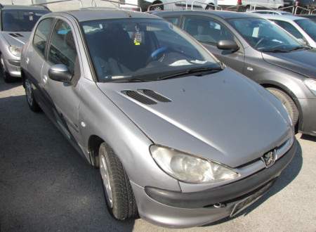 prednja desna stran osebnega vozila PEUGEOT 206 1.4