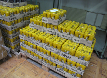 pivo Kozel v pločevinkah pakirano zloženo na paleti