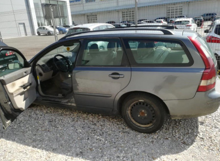 leva stran osebnega vozila VOLVO V50 / 2.0 / TD z odprtimi prednjimi vrati