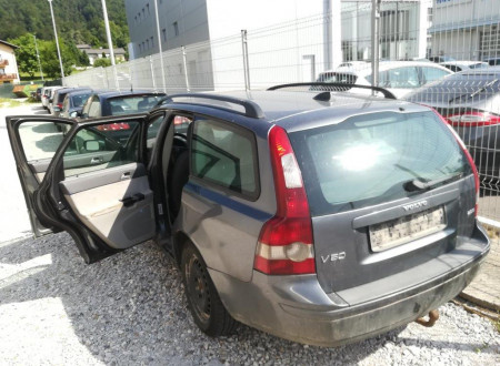 leva zadnja stran osebnega vozila VOLVO V50 / 2.0 / TD z odprtimi prednjimi vrati