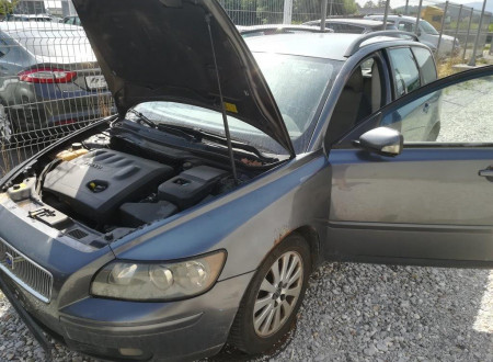 leva prednja stran osebnega vozila VOLVO V50 / 2.0 / TD z odprtimi prednjimi vrati in odrtim pokrovom motorja