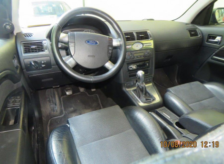 prednji notranji del vozila (volan, menjalnik, prednji sedeži)