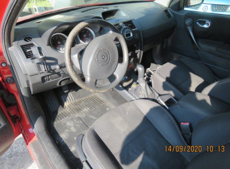 prednji notranji del vozila (sedeži, volan, menjalnik)