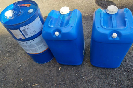plinsko olje v plastičnih kanistrih in kovinskem sodu