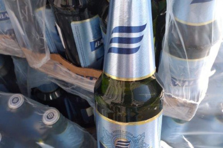 izpostavljena steklenica piva (v ozadju pivo v steklenicah)